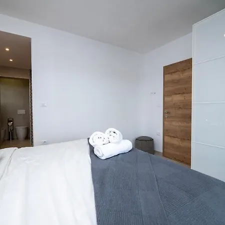 Leonard - Modern With Private Rooftop Jacuzzi & Sea Views, Barbariga, Vodnjan, Istria, Croatia Барбарига