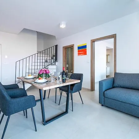 Leonard - Modern With Private Rooftop Jacuzzi & Sea Views, Barbariga, Vodnjan, Istria, Croatia *
