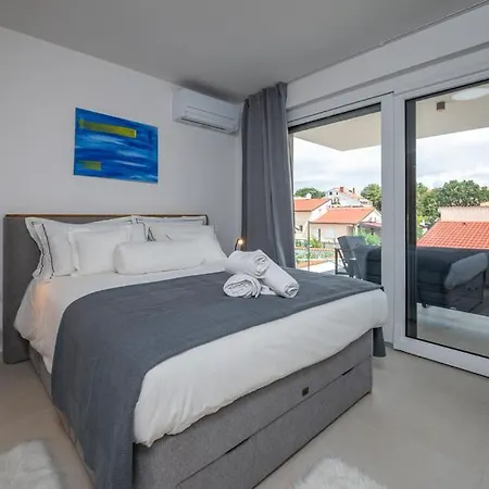 Leonard - Modern With Private Rooftop Jacuzzi & Sea Views, Barbariga, Vodnjan, Istria, Croatia *