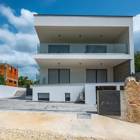 Leonard - Modern With Private Rooftop Jacuzzi & Sea Views, Barbariga, Vodnjan, Istria, Croatia Apartmán