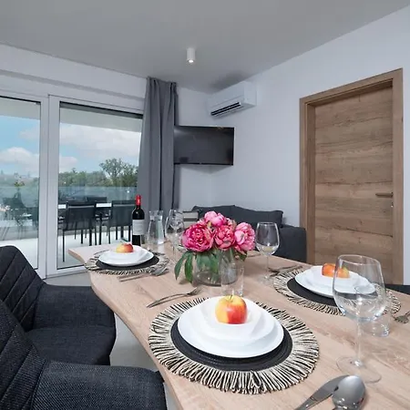 Leonard - Modern With Private Rooftop Jacuzzi & Sea Views, Barbariga, Vodnjan, Istria, Croatia 아파트 바르바리가