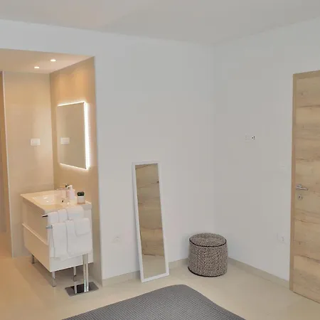 Leonard - Modern With Private Rooftop Jacuzzi & Sea Views, Barbariga, Vodnjan, Istria, Croatia *