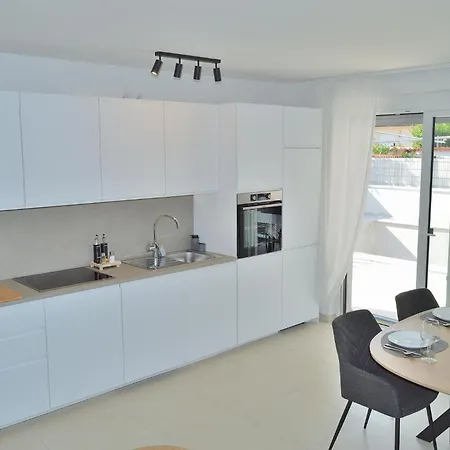 Leonard - Modern With Private Rooftop Jacuzzi & Sea Views, Barbariga, Vodnjan, Istria, Croatia