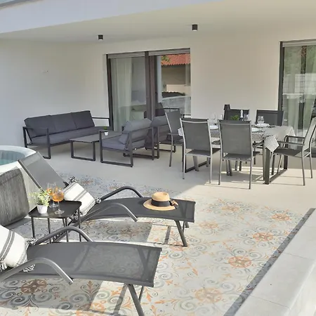 Leonard - Modern With Private Rooftop Jacuzzi & Sea Views, Barbariga, Vodnjan, Istria, Croatia Διαμέρισμα