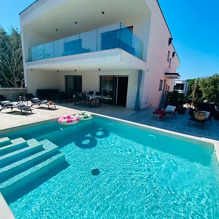 Leonard - Modern With Private Rooftop Jacuzzi & Sea Views, Barbariga, Vodnjan, Istria, Croatia